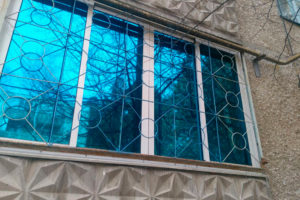 Тонирование балкона солнцезащитной синей пленкой в Екатеринбурге ООО Уралтехпром