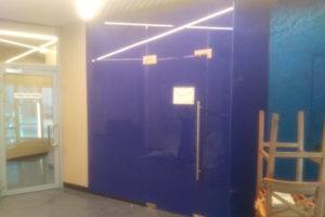 Тонирование стеклянных дверей и перегородок синей пленкой в Екатеринбурге ООО Уралтехпром